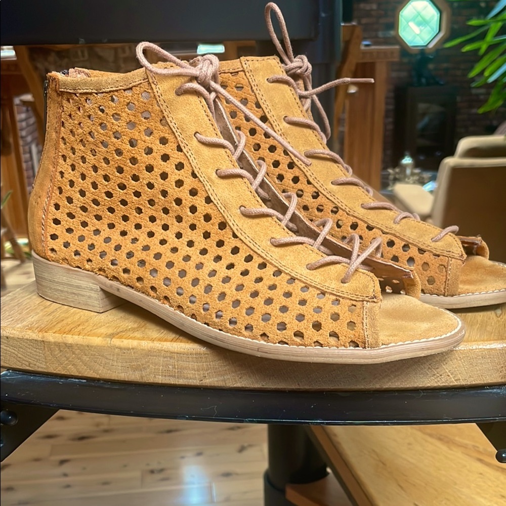 Mussel & Cloud open toe lace up booties